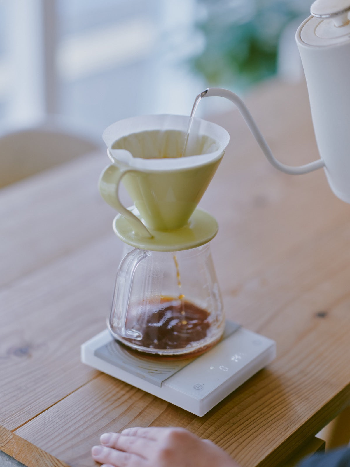 丁寧にコーヒーをドリップする手元
